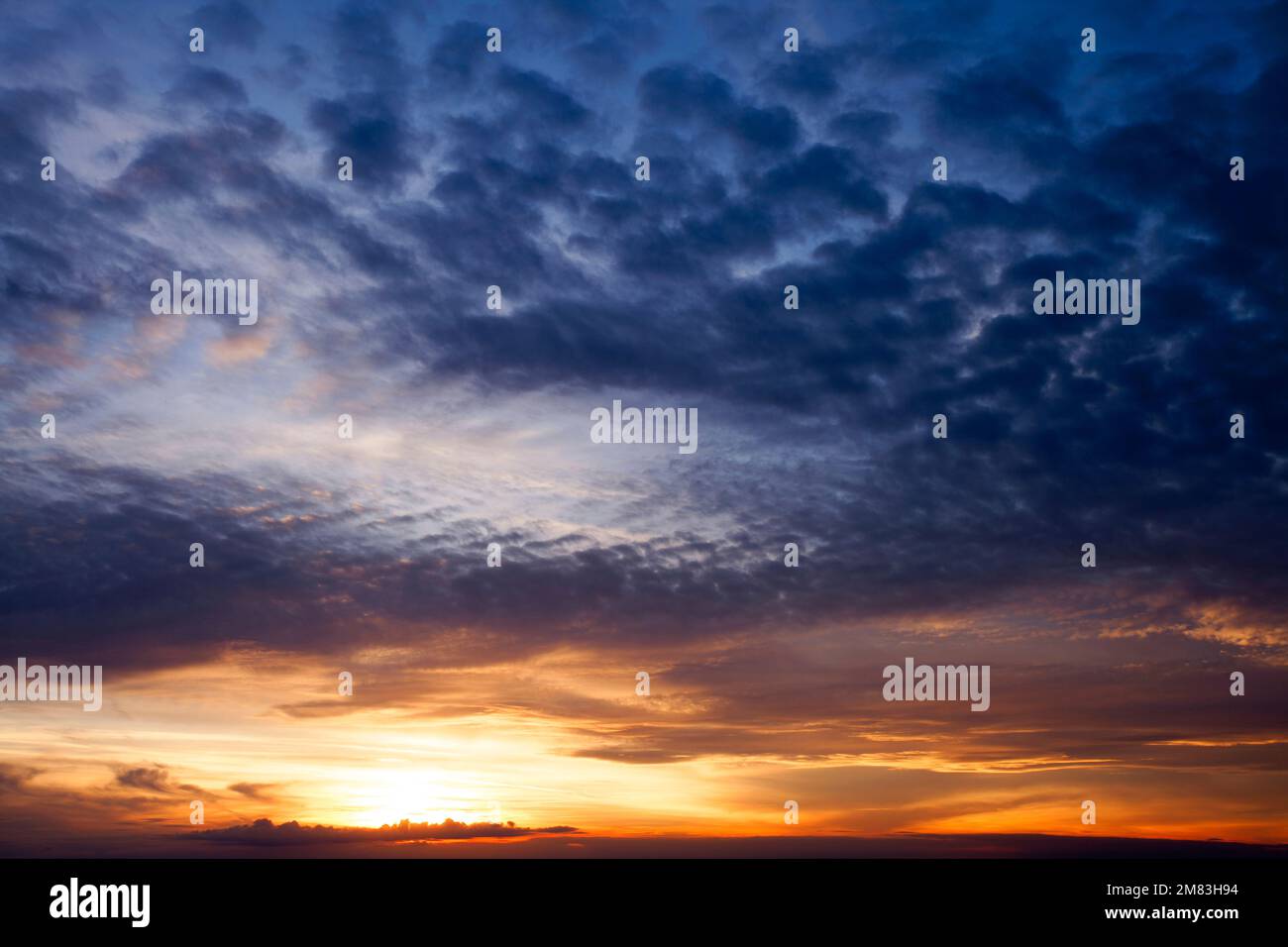 Wolkenformation im Sonnenuntergang Stock Photo