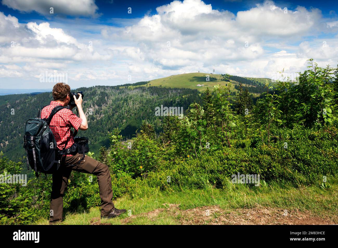 Wanderer fotografiert in die Landschaft, Feldberg, Schwarzwald, Baden-Württemberg, Deutschland Stock Photo