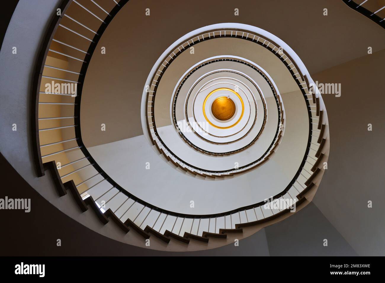 Wendeltreppe, Spiralförmig, Architektur,  Treppenhaus, Stufe, Treppe, Designer Kunstwerke in Hamburg in den Kontorhäusern Stock Photo