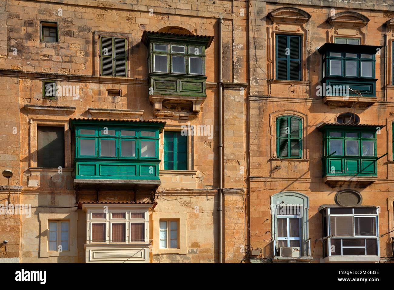 Hauswand mit typisch Malteser Balkonen, Valletta, Malta, Europa Stock Photo