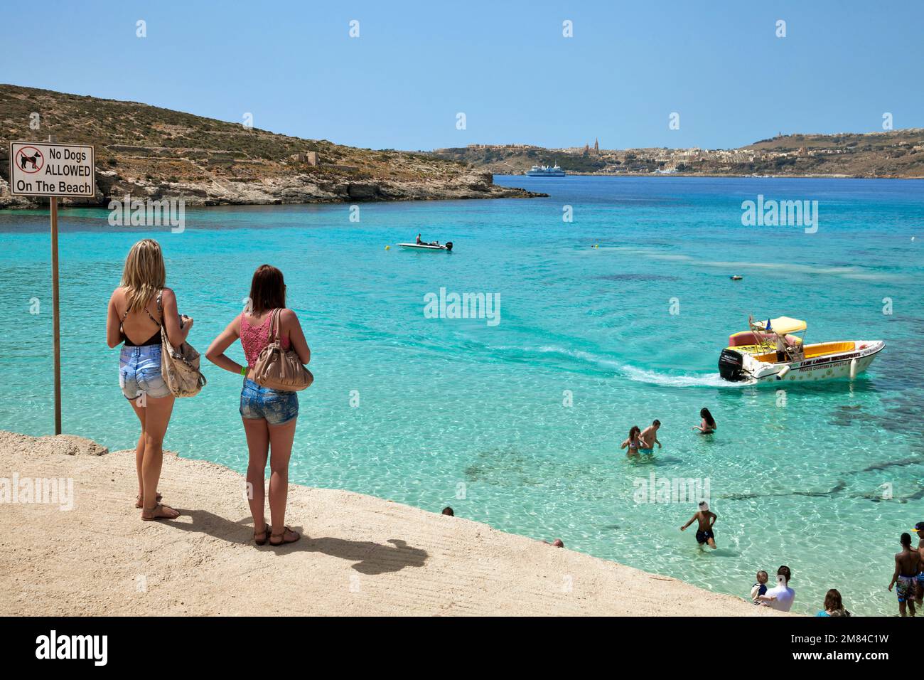 Touristen in der Blauen Lagune, im Hintergrund die Insel Gozo, Comino, Malta, Europa Stock Photo