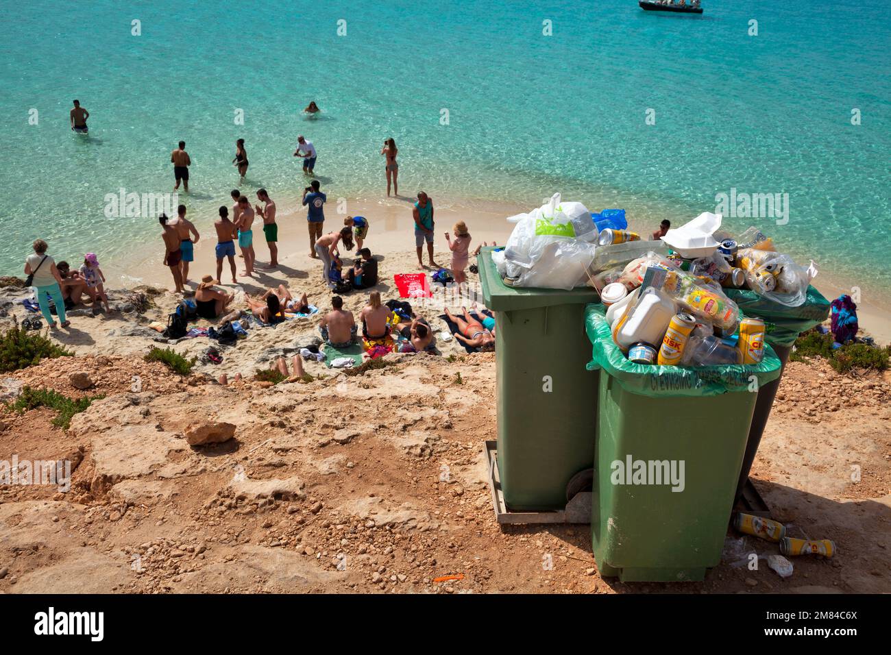 überfüllte Mülltonnen am Strand in der Blauen Lagune, Comino, Malta, Europa Stock Photo
