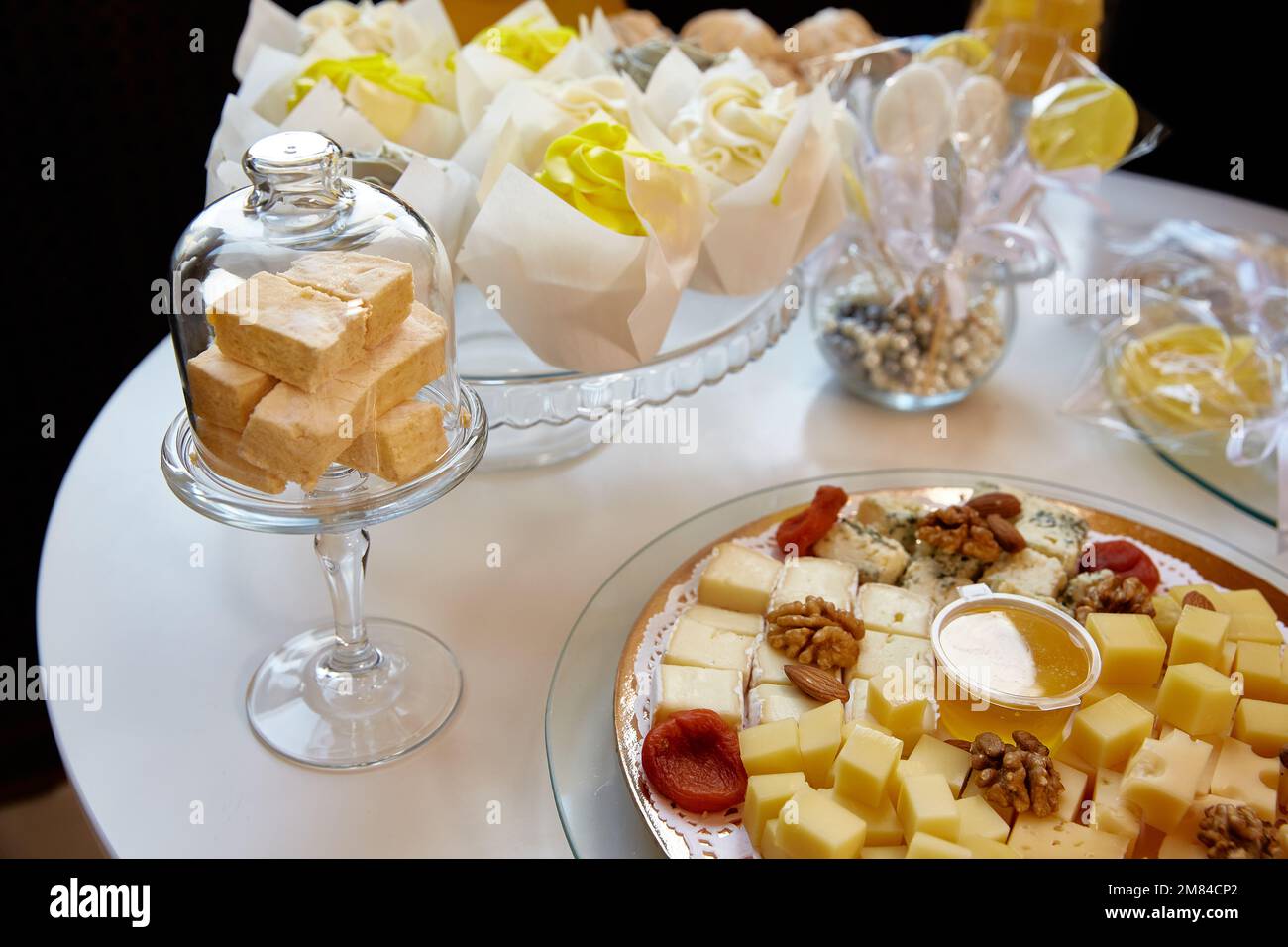 Table served bakery sweets hi-res stock photography and images - Alamy