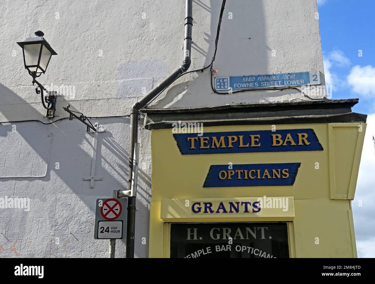 Temple Bar signs, Grants Optician, Fownes Street Lower, 41 Wellington Quay, Temple Bar, Dublin 2, D02 NN99, Eire, Ireland Stock Photo