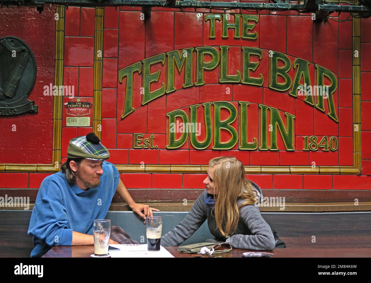 Couple at the Temple Bar, Dublin, Est 1840, 47-48 Temple Bar, Dublin 2, D02 N725, Eire, Ireland Stock Photo