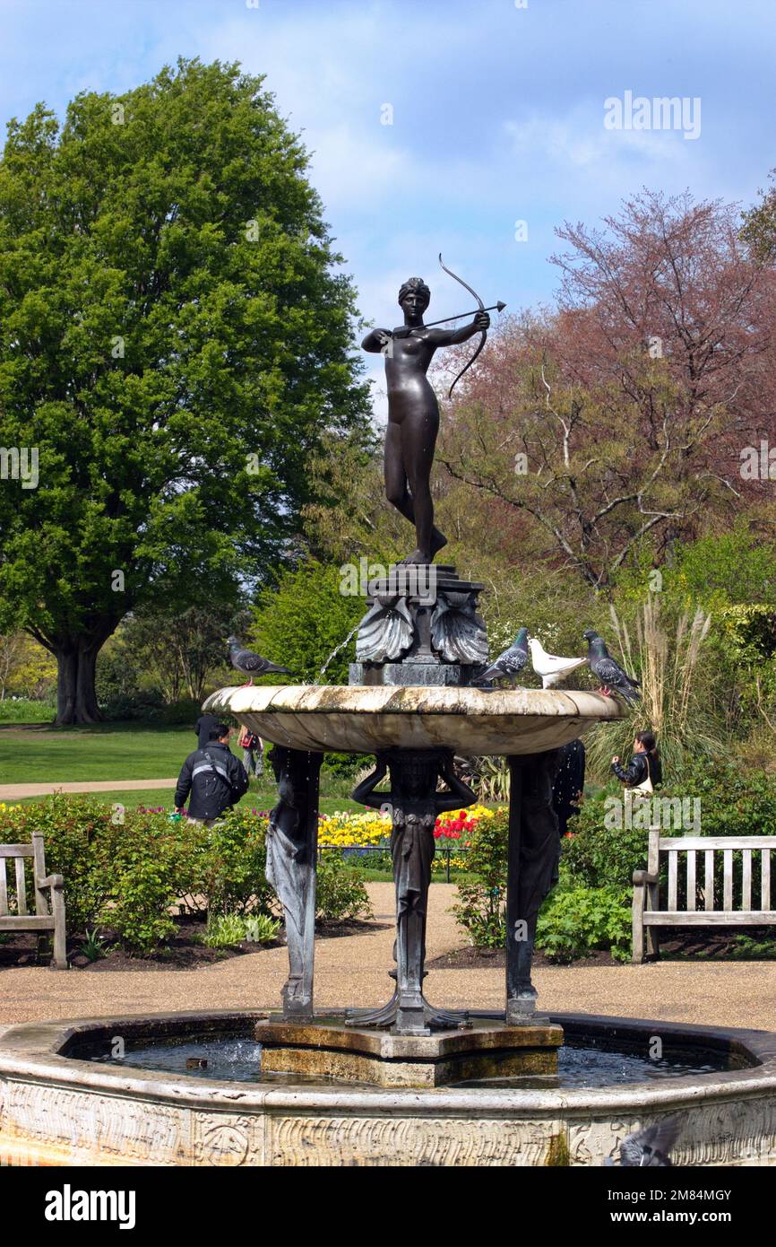 London, Hyde Park The Huntress Fountain in The Rose Garden Stock Photo Alamy