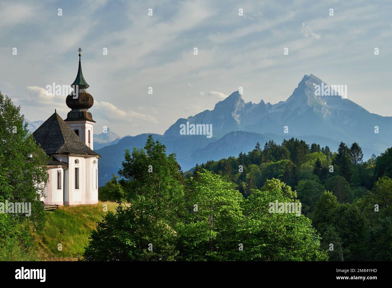 Malerische Kirche Maria Gern mit mächtigen Watzmann im Hintergrund Stock Photo