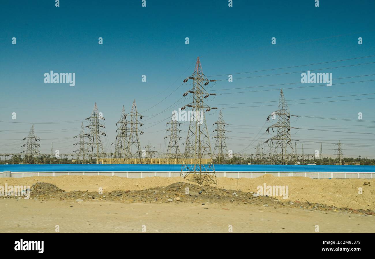 Stromleitungen bei Qina, Ägypten Stock Photo