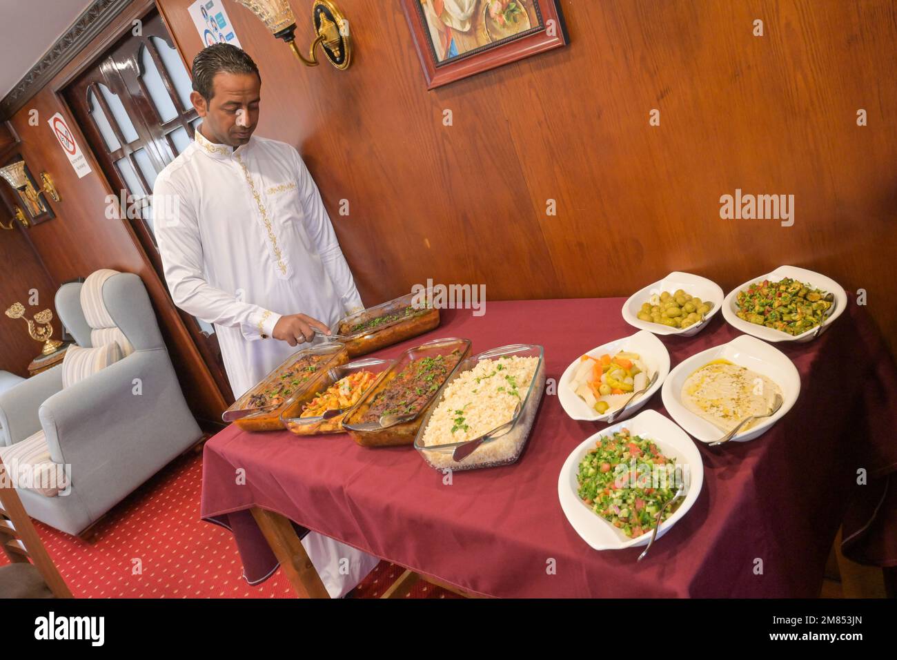 Kellner serviert Essen, Ägypten Stock Photo