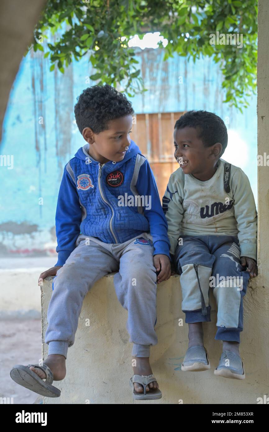 Zwei Jungen, nubisches Dorf, Nilinsel Elephantine, Assuan, Ägypten Stock Photo
