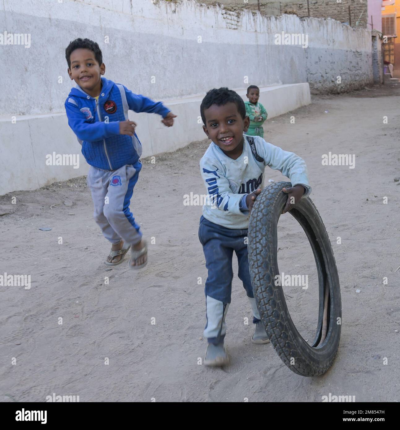 Zwei Jungen, Spiel, Reifen, nubisches Dorf, Nilinsel Elephantine, Assuan, Ägypten Stock Photo