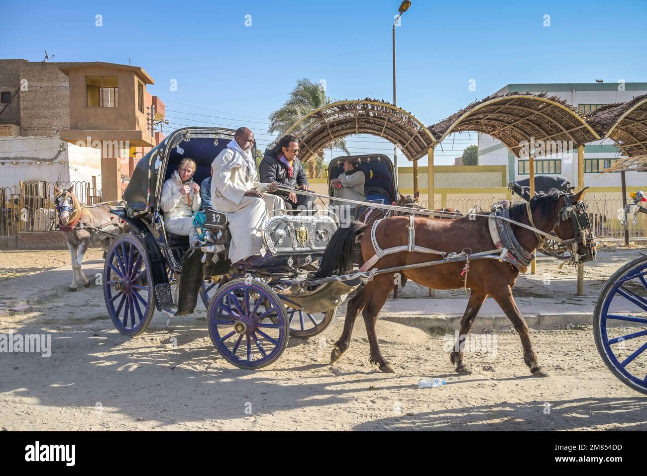 Pferdekutschen für Touristen am Tempel Edfu, Ägypten Stock Photo