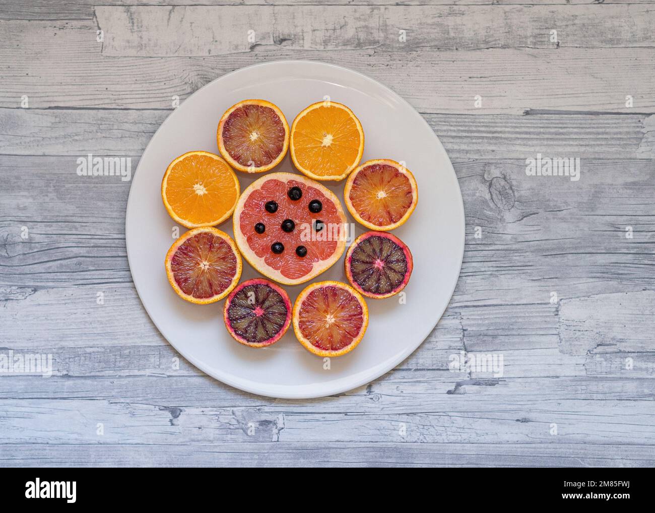 Halved cut citrus fruits hi-res stock photography and images - Alamy