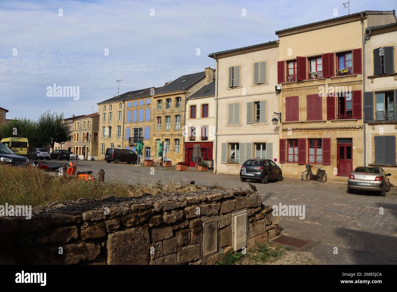 MONTMEDY, FRANCE, 4 AUGUST 2022: Morning view of the historic buildings on Place l'Hotel de ville, Montmedy Citadelle. Montmedy is a popular tourist d Stock Photo