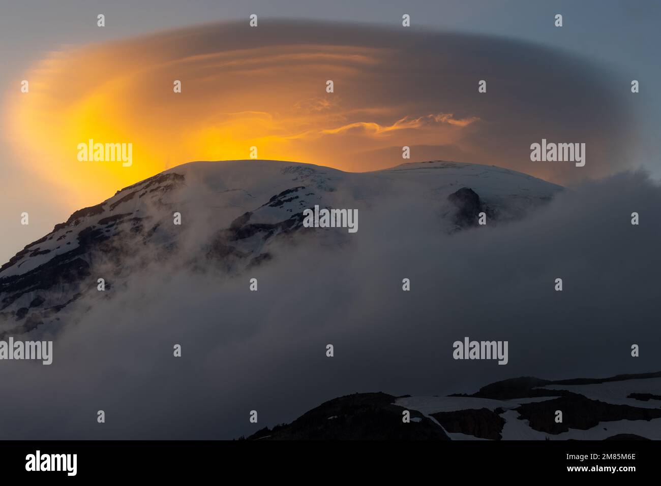 A magnificent view of a lenticular cloud over Mount Rainier during ...