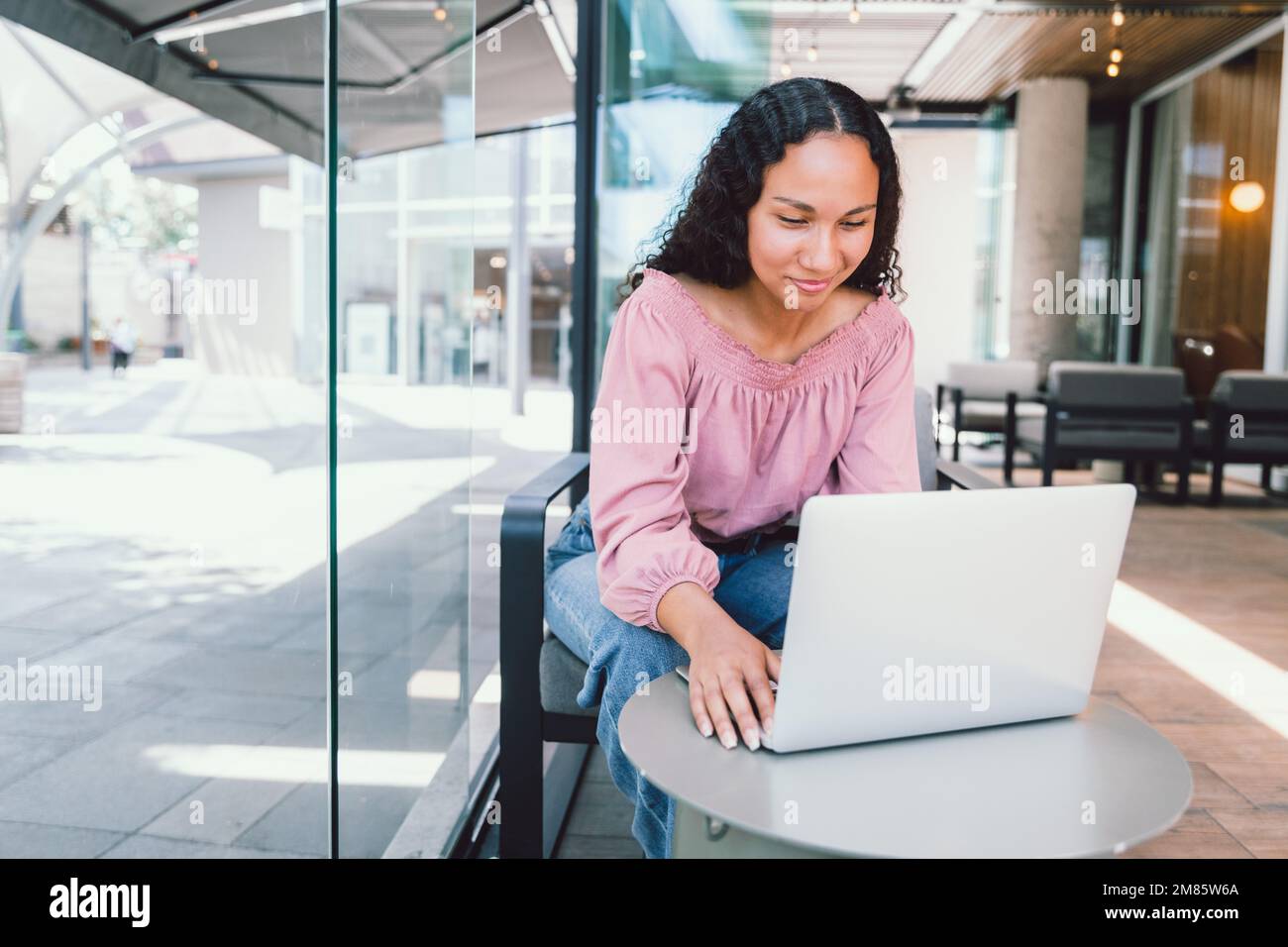 Black woman computer screen hi-res stock photography and images - Alamy