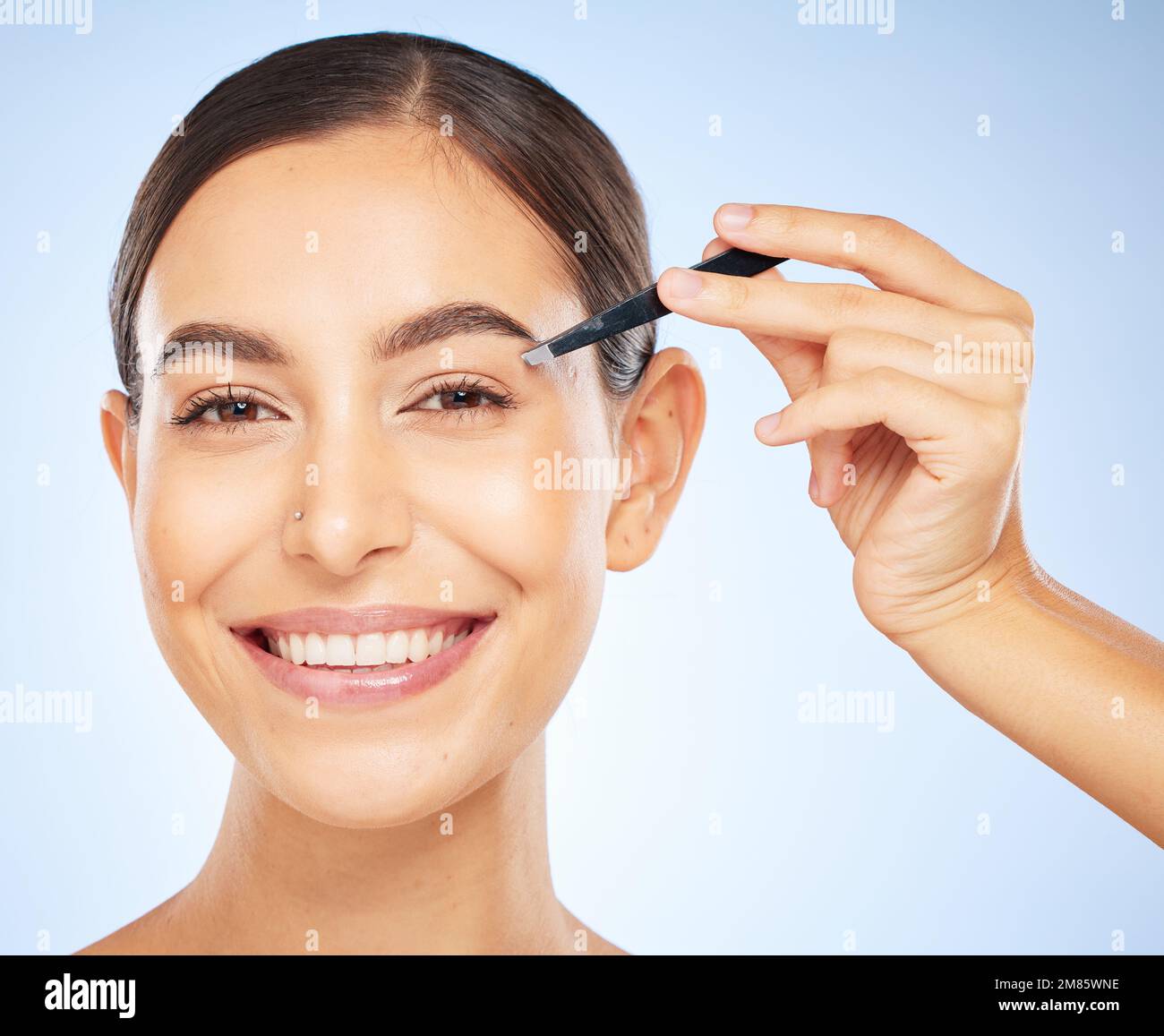 Hand plucking hair head hi-res stock photography and images - Alamy Hand plucking hair head hi-res stock photography and images - Alamy