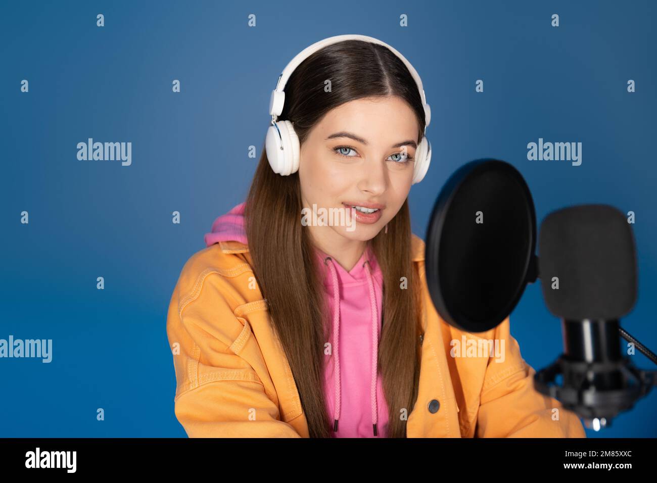Smiling teenager girl studio happy hi-res stock photography and images ...
