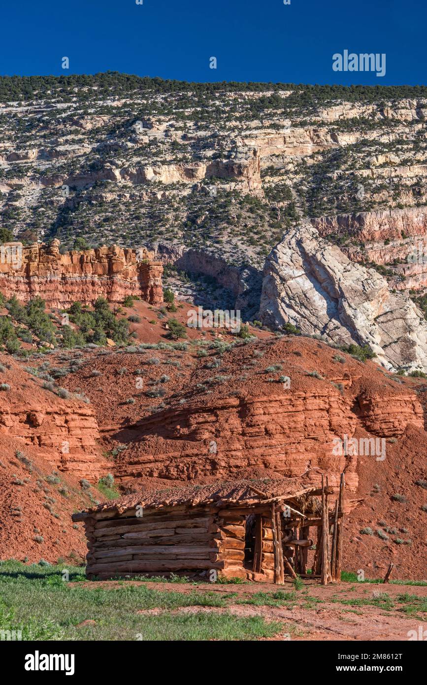 Old log cabin hires stock photography and images Alamy