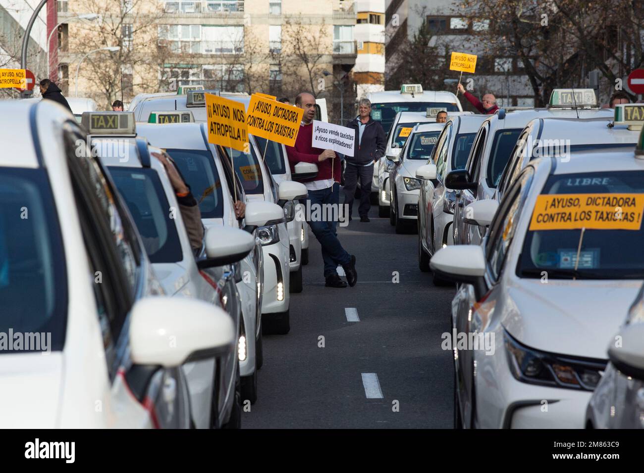 Madrid, Spain. 12th Jan, 2023. Taxi drivers hold placards during the demonstration. Taxi drivers organized a protest that toured some streets of Madrid against the new regulation for taxi drivers, by the president of the Community of Madrid Isabel Diaz Ayuso. (Photo by Luis Soto/SOPA Images/Sipa USA) Credit: Sipa USA/Alamy Live News Stock Photo