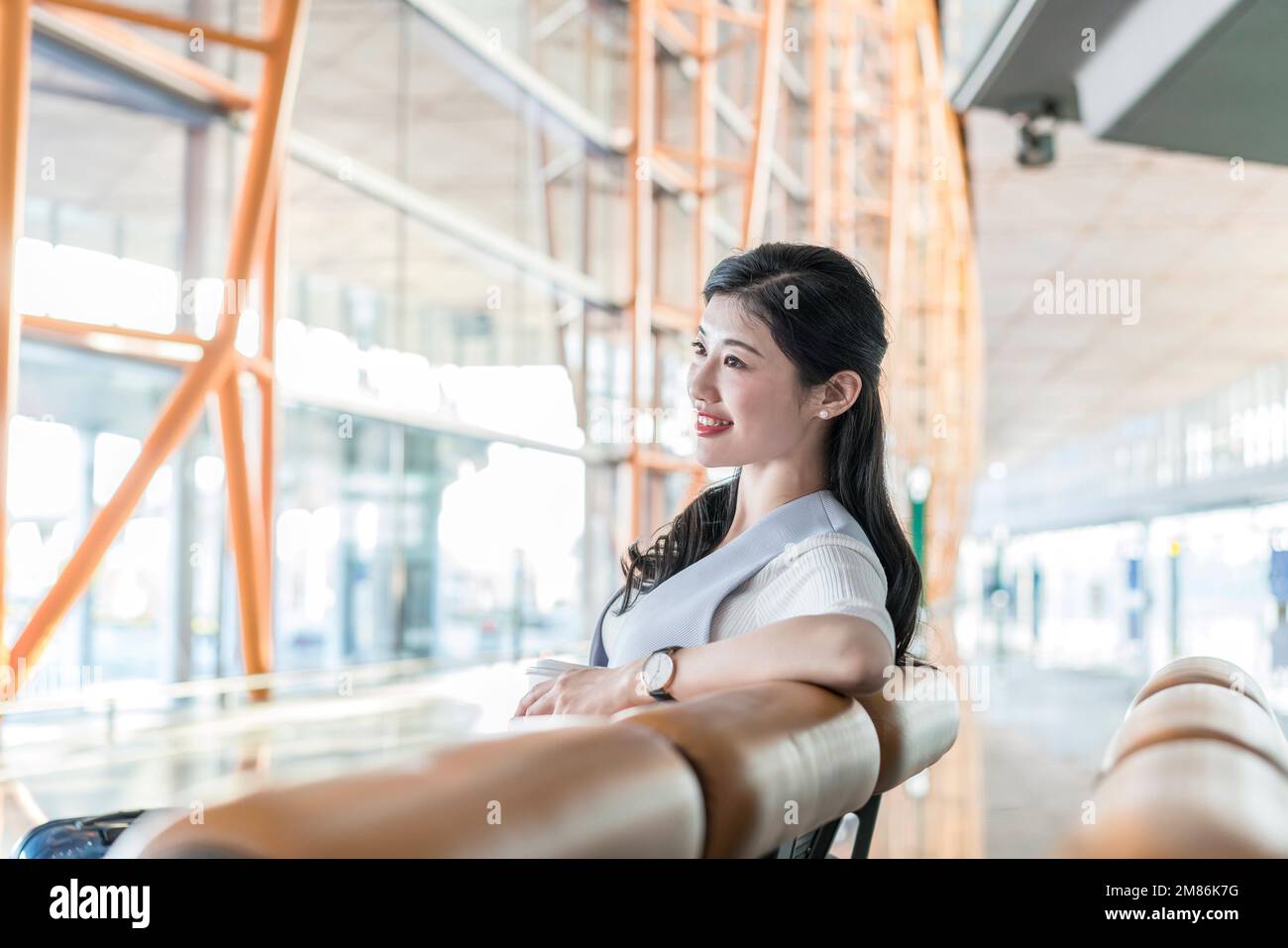 Young business lady in the airport lounge Stock Photo - Alamy