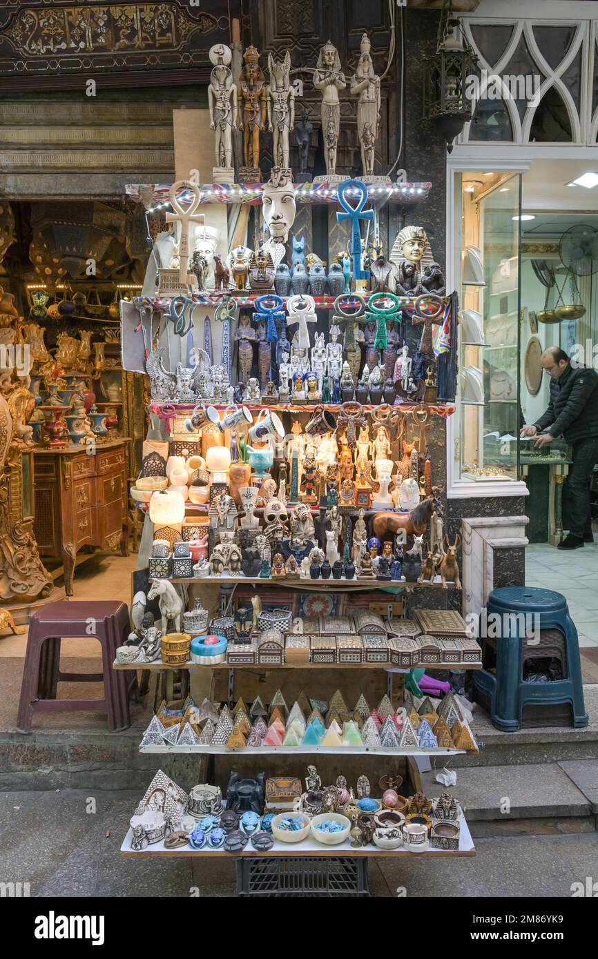 Souvenirs, touristische Läden, Khan el-Khalili Basar, Altstadt, Kairo, Ägypten Stock Photo