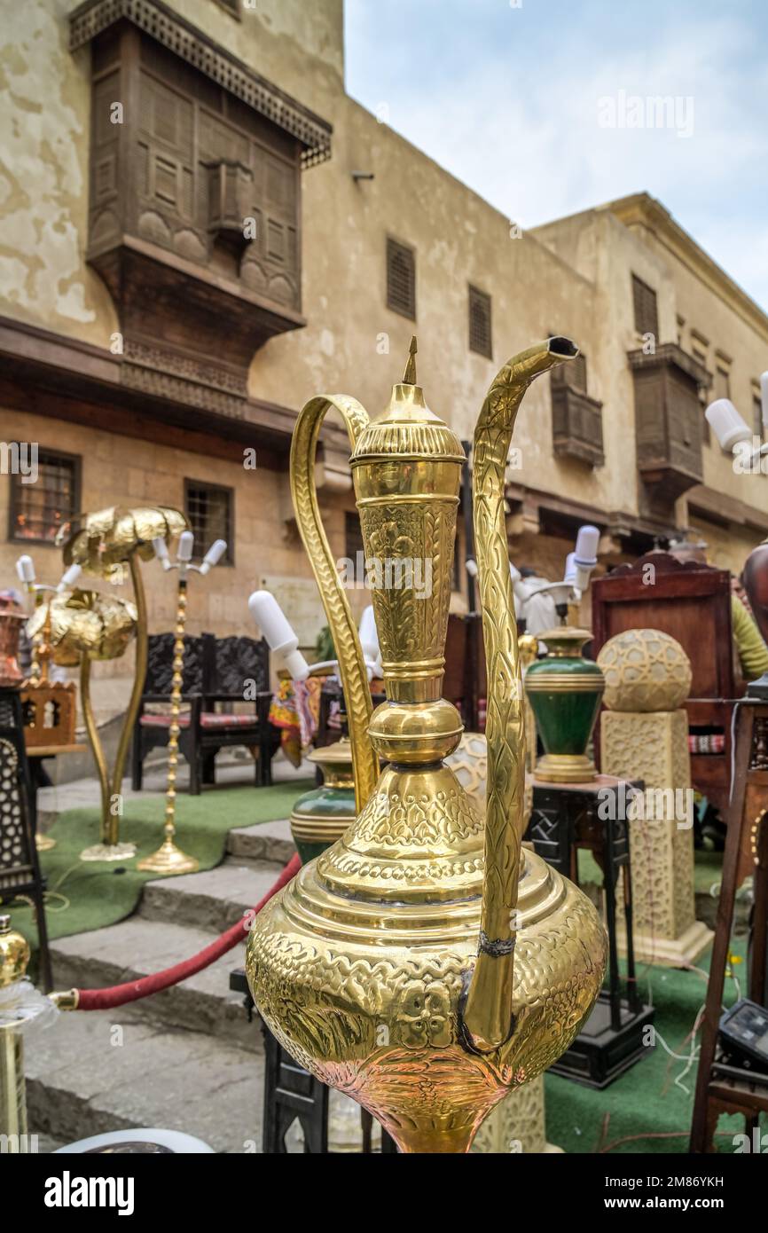 Verkauf Metallhandwerk, Messingkanne, Khan el-Khalili Basar, Altstadt, Kairo, Ägypten Stock Photo
