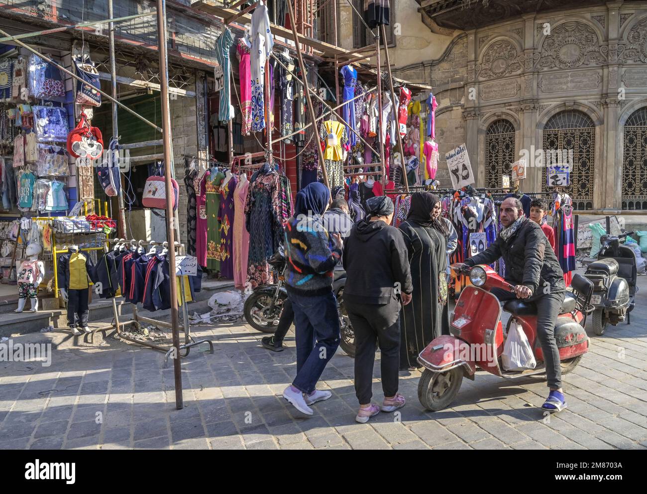 Straßenszene, Textilgeschäft, Khan el-Khalili Basar, Altstadt, Kairo, Ägypten Stock Photo