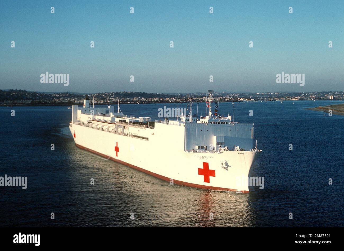 A starboard bow view of the hospital ship USNS MERCY (T-AH-19) underway on its maiden voyage to the islands of the Western Pacific. Base: San Diego Harbor State: California (CA) Country: United States Of America (USA) Stock Photo