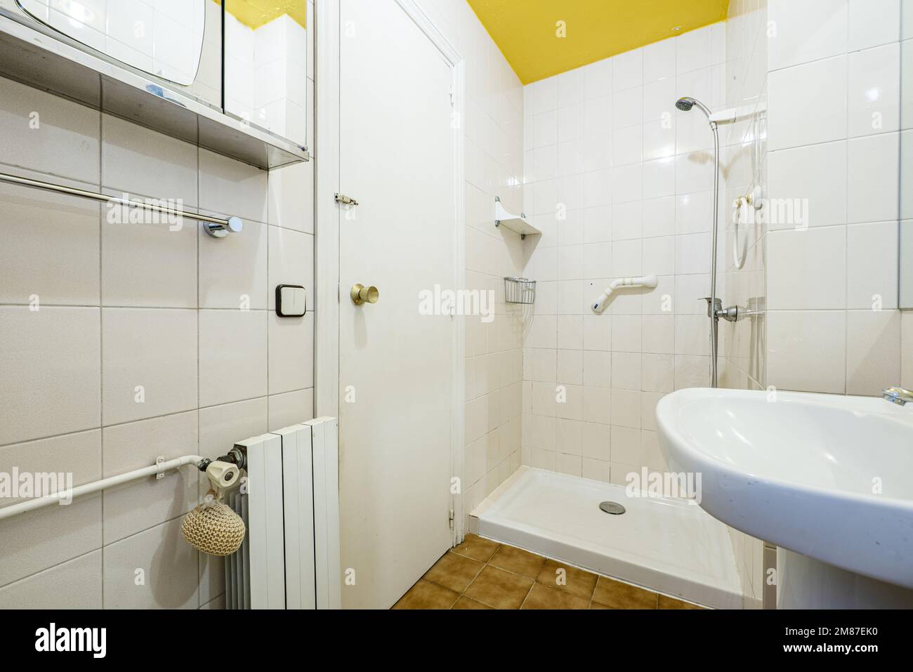 Bathroom in white tones with shower without screen and white aluminum