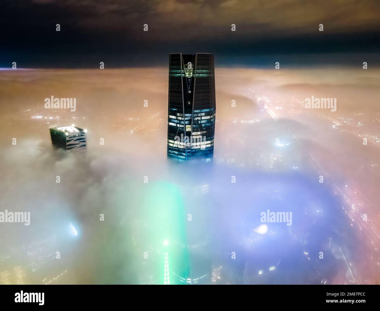 Fog above city hi-res stock photography and images - Alamy