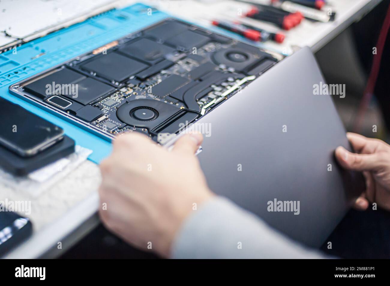 Apple computer repair shop hi-res stock photography and images - Alamy