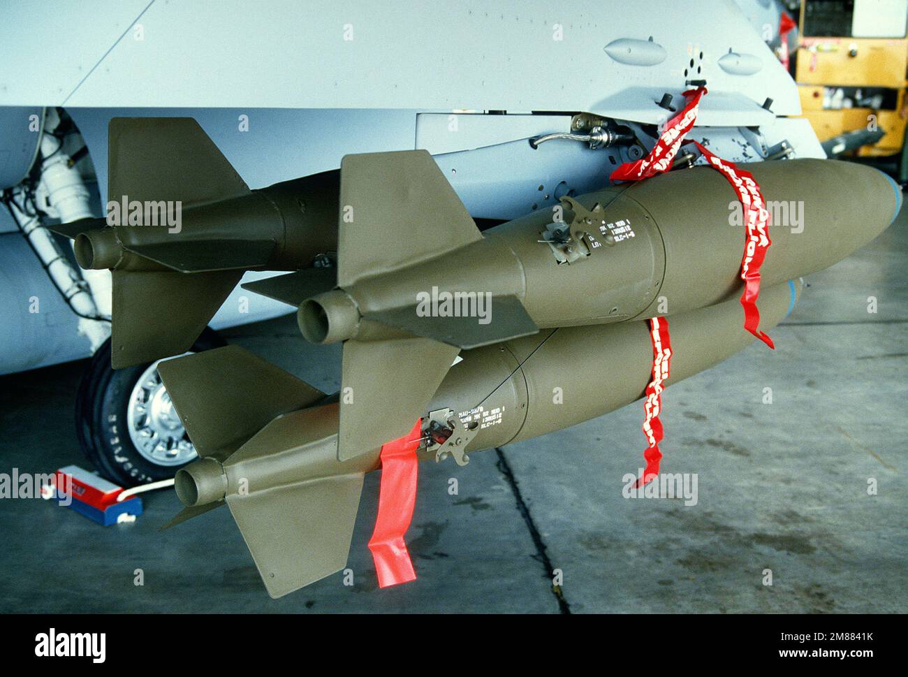 A cluster of Mark-82 500-pound bombs mounted on the wing pylon of an F-16C Fighting Falcon aircraft. Base: Andrews Air Force Base State: Maryland (MD) Country: United States Of America (USA) Stock Photo