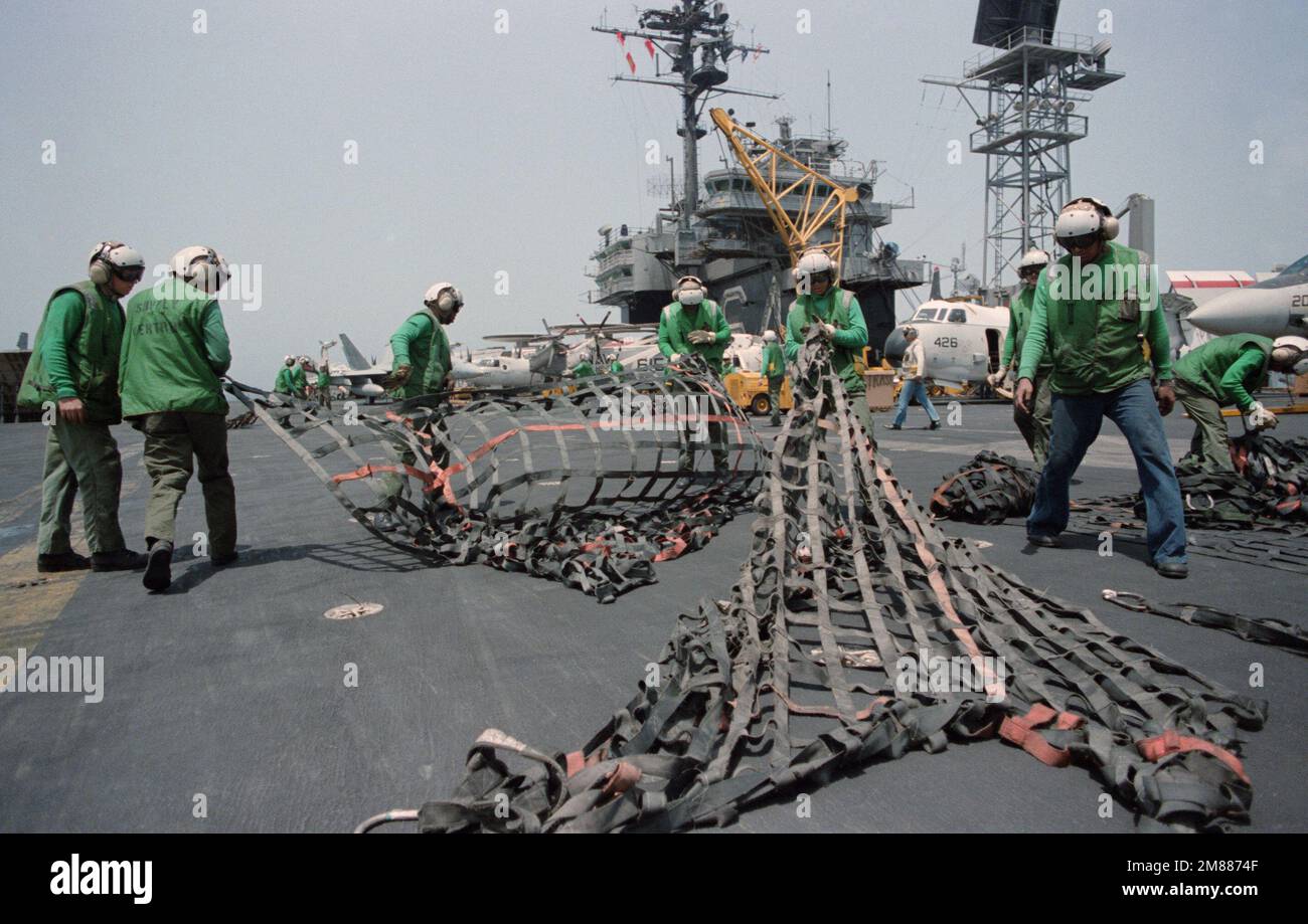 DN-SC-89-09466. Base: USS Constellation (CV 64 Stock Photo - Alamy