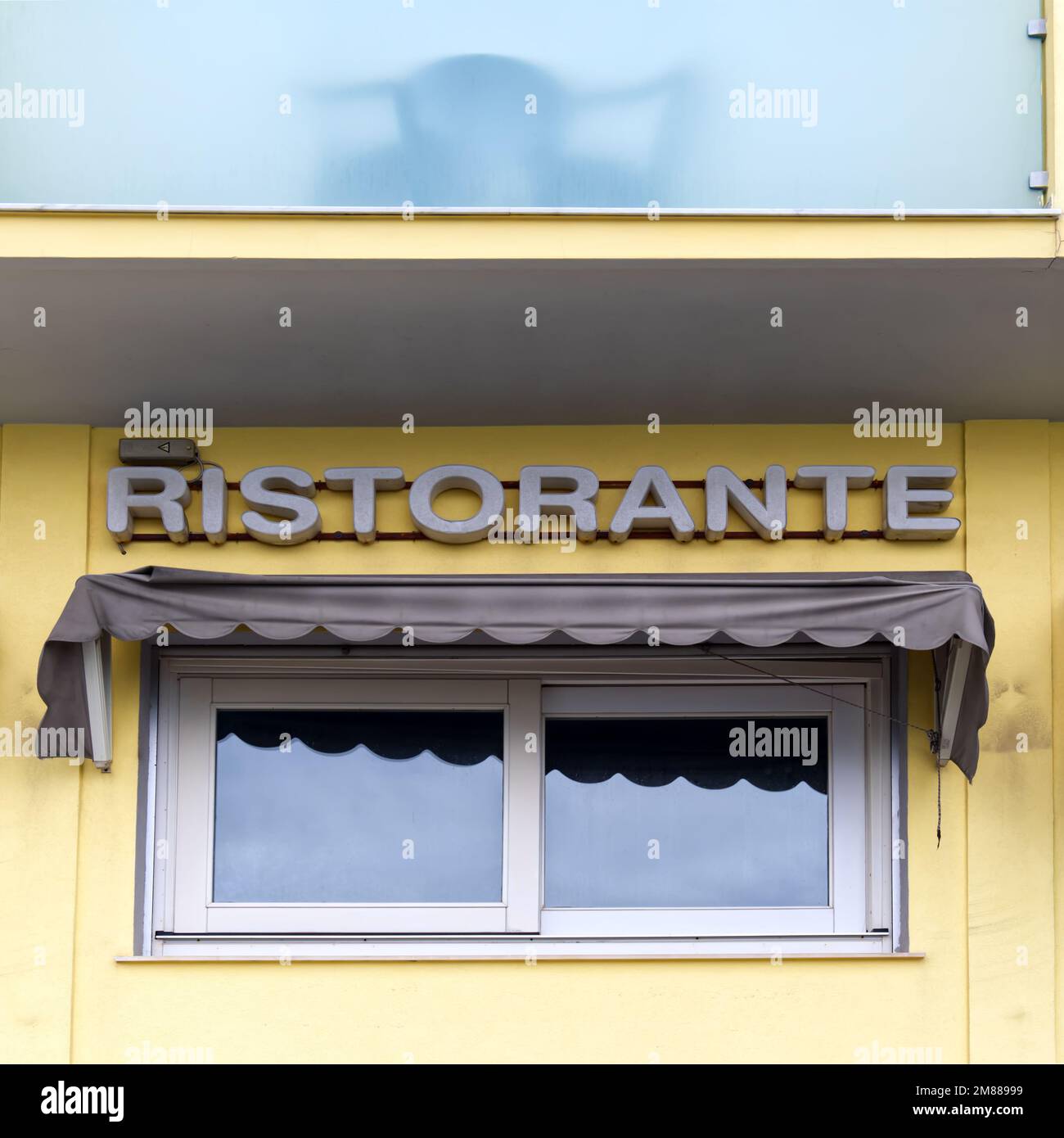 old style neon sign with word RISTORANTE: italian diner Stock Photo