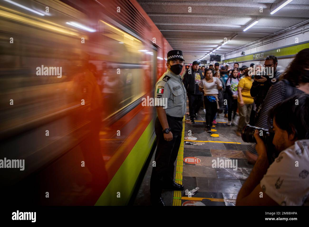 Platform monitor subway station hi-res stock photography and images - Alamy Platform monitor subway station hi-res stock photography and images - Alamy