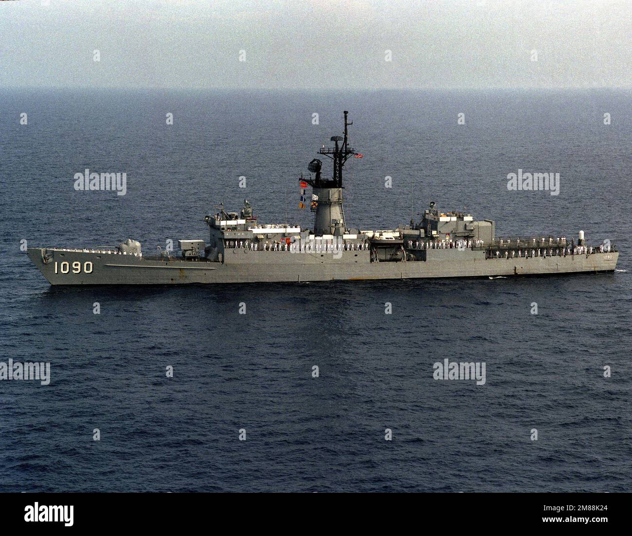 A port beam view of the frigate USS AINSWORTH (FF-1090) underway. Base: Augusta Bay Country: Sicily (SIC) Stock Photo