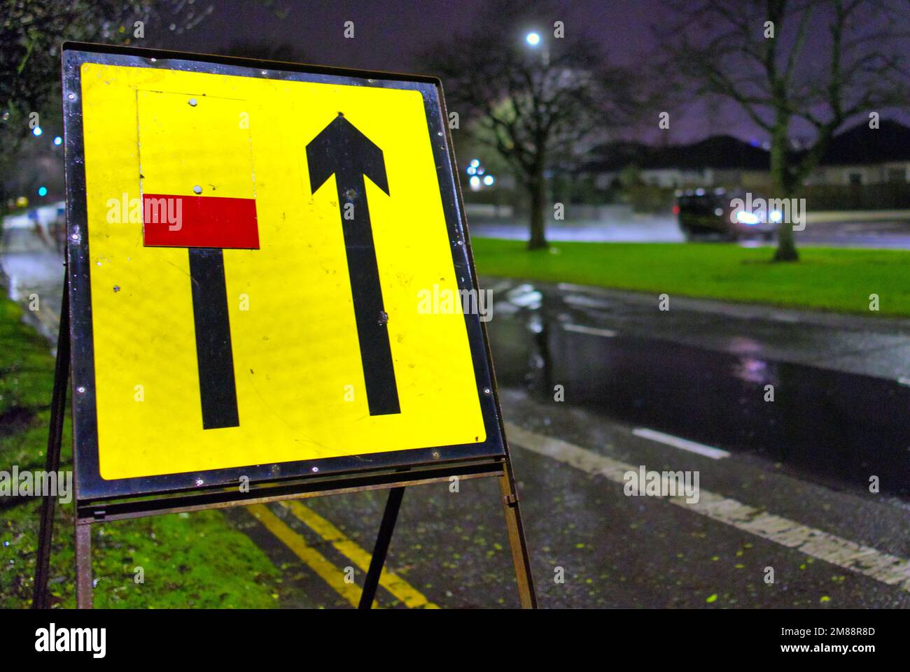 lane closed sign roadworks A82 great western road cycle lane closed ahead  sign Stock Photo