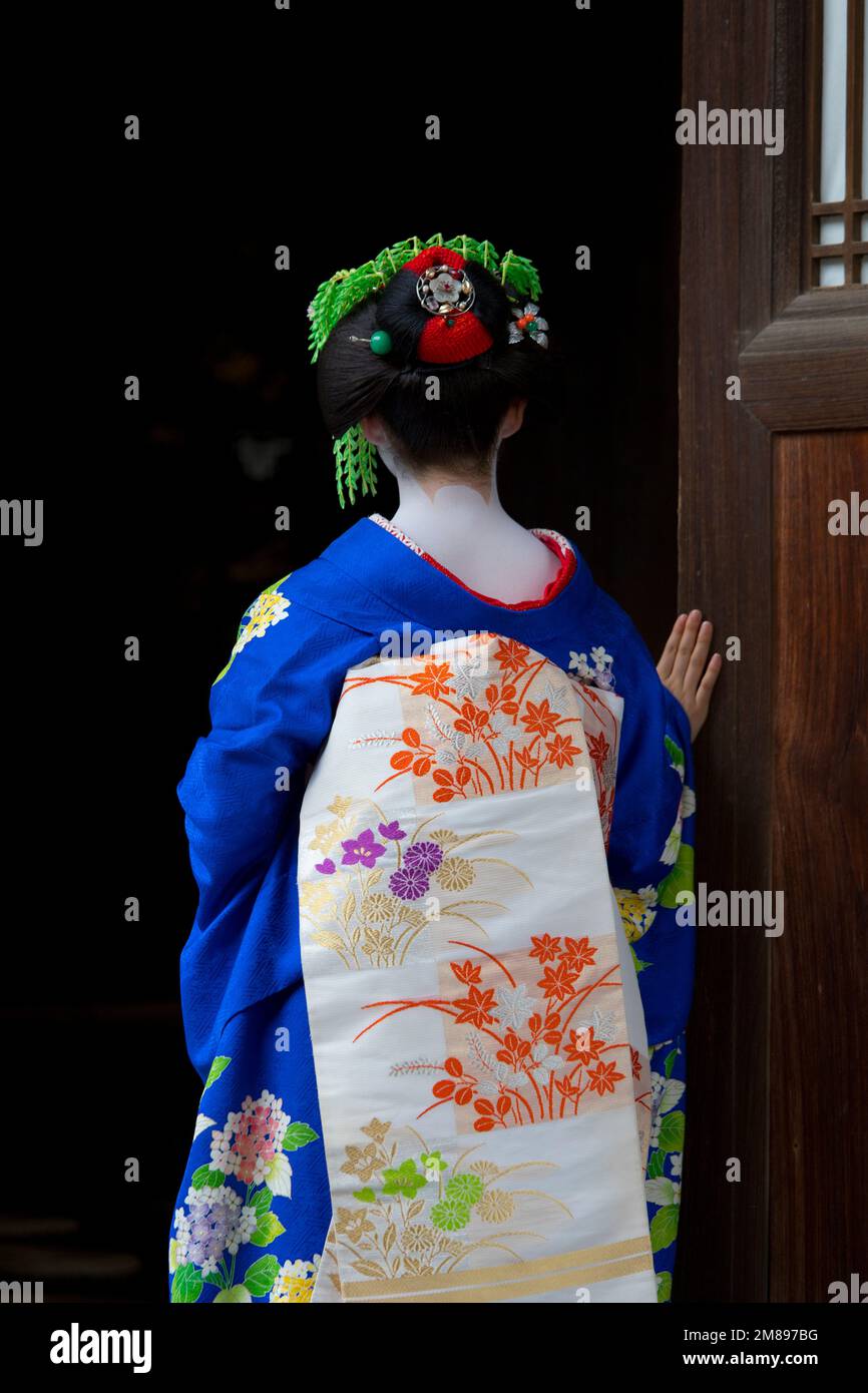 A maiko and geisha shoot at Manpakuji Temple, Kyoto Stock Photo