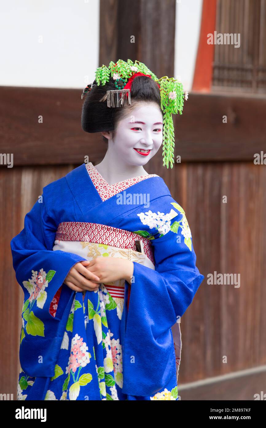 A maiko and geisha shoot at Manpakuji Temple, Kyoto Stock Photo