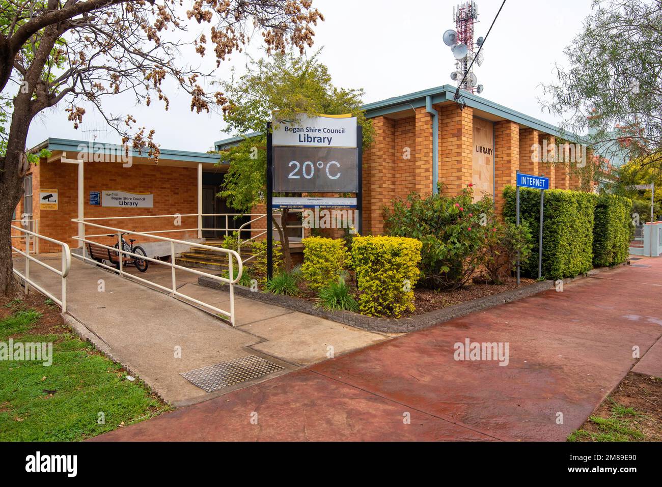 The mid-century modern style, Nyngan public library, in northwest New South Wales, Australia, displays an electronic temperature reading and INTERNET Stock Photo