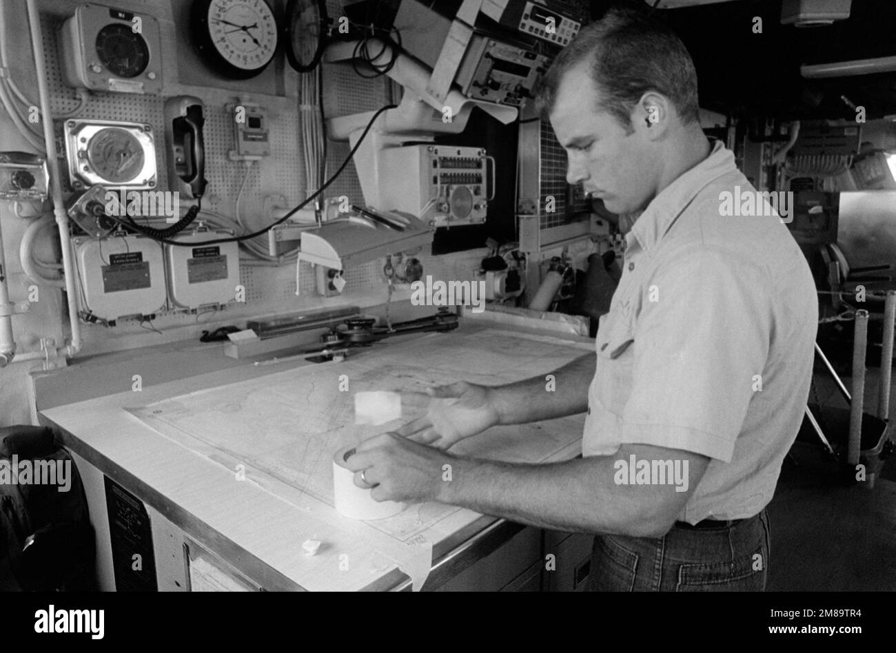 DN-SN-88-10161. Base: USS Nicholas (FFG 47 Stock Photo - Alamy