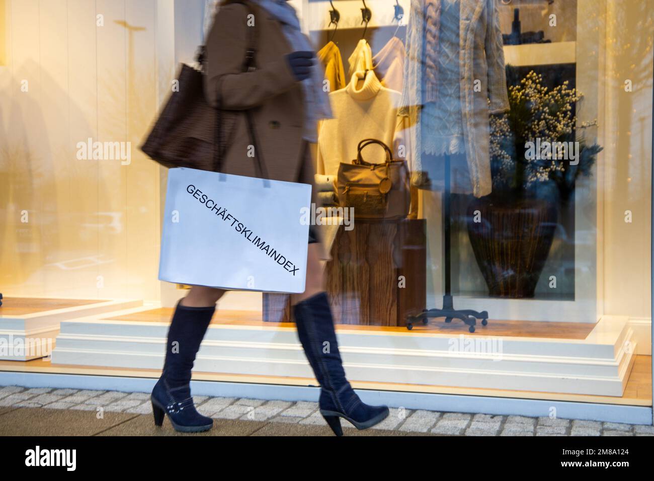 Symbolbild Konsum: Frau beim Einkaufen, auf der Einkaufstüte steht Geschäftsklimaindex  (Composing, Model released) Stock Photo