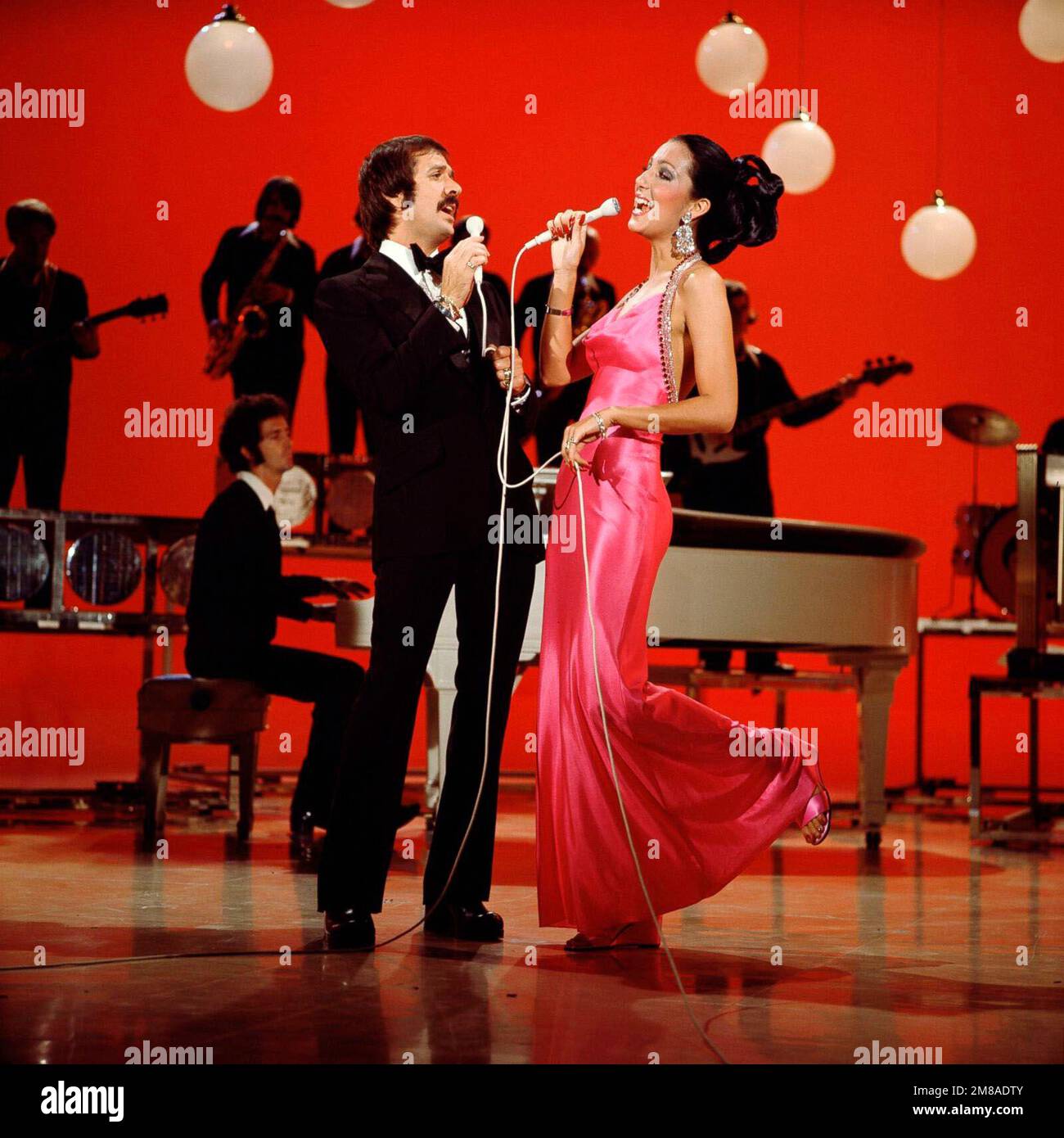 SONNY BONO and CHER in THE SONNY AND CHER COMEDY HOUR (1971), directed by ART FISHER. Credit: Columbia Broadcasting System (CBS) / Album Stock Photo
