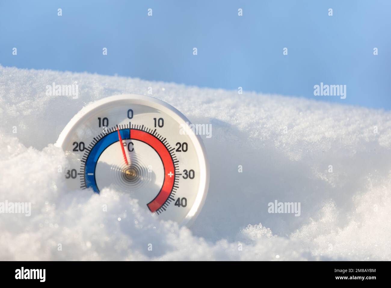 https://c8.alamy.com/comp/2M8AYBM/thermometer-with-celsius-scale-in-the-snow-showing-minus-5-degree-ambient-temperature-winter-weather-concept-2M8AYBM.jpg