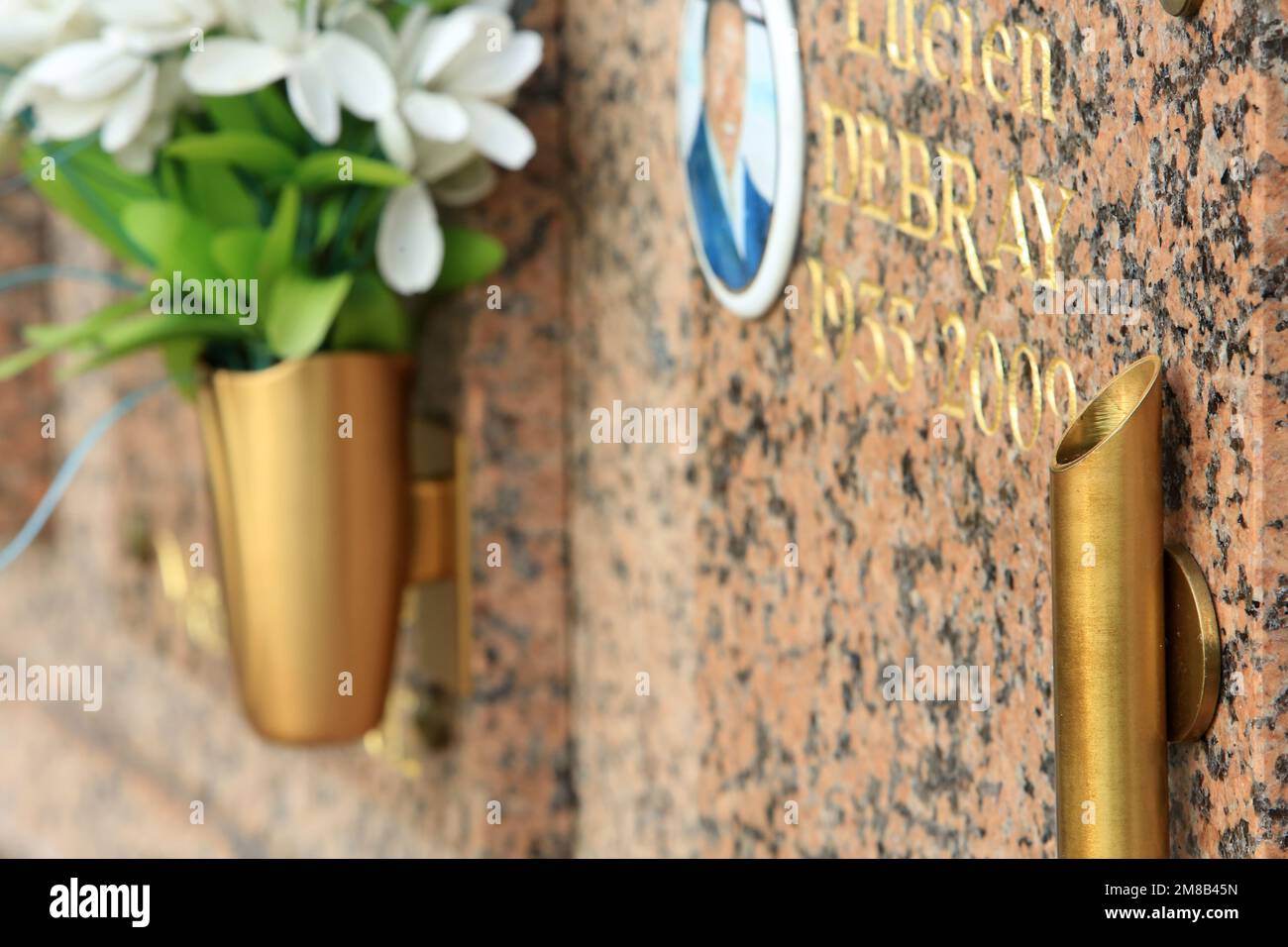 Vase à fleurs pour pierre tombale. Seine-et-Marne. France. Europe Stock  Photo - Alamy
