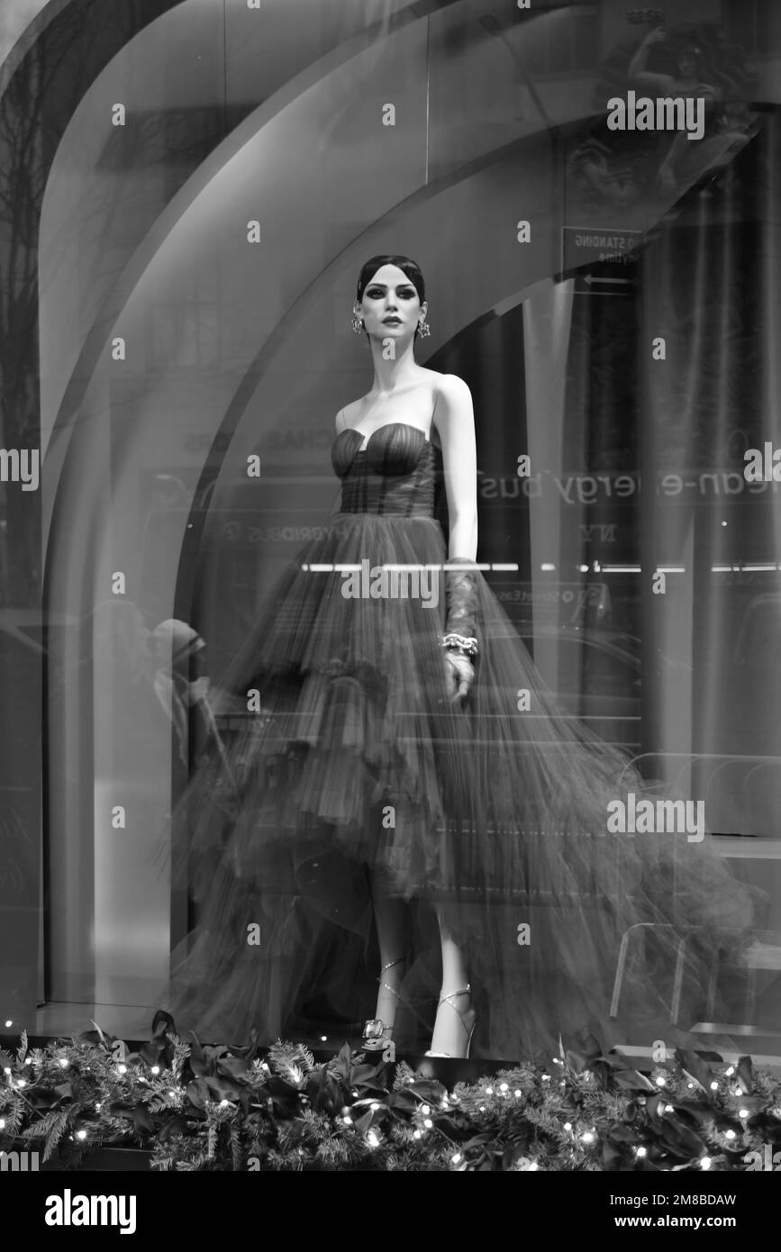 Saks fifth avenue Black and White Stock Photos & Images - Alamy
