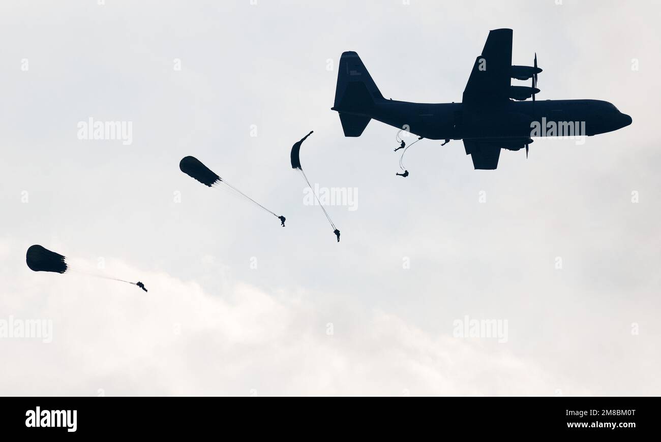 Dropping of paratroopers from a C-47 Dakota plane during the commemoration of Operation Market Garden in Renkum Holland. 2019 vvbvanbree photography Stock Photo