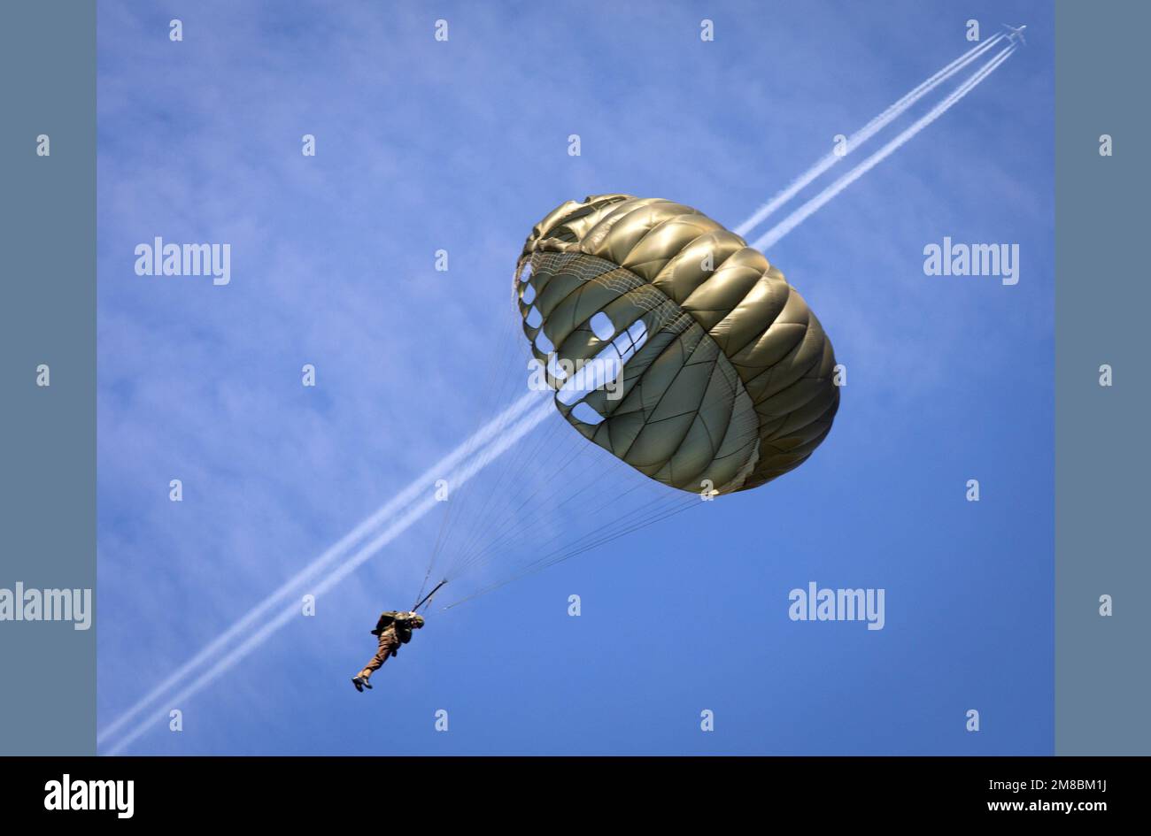 Dropping of paratroopers from a Dakota plane during the commemoration of Operation Market Garden in Renkum Holland. 2019 vvbvanbree photography Stock Photo