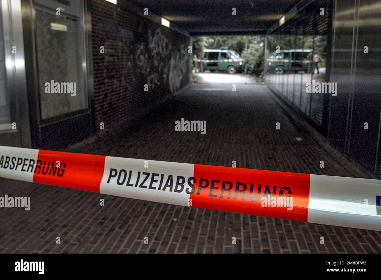 Symboldbild Absperrband Polizei Polizeiabsperrung Flatterband Tatort in Düsseldorf Stock Photo